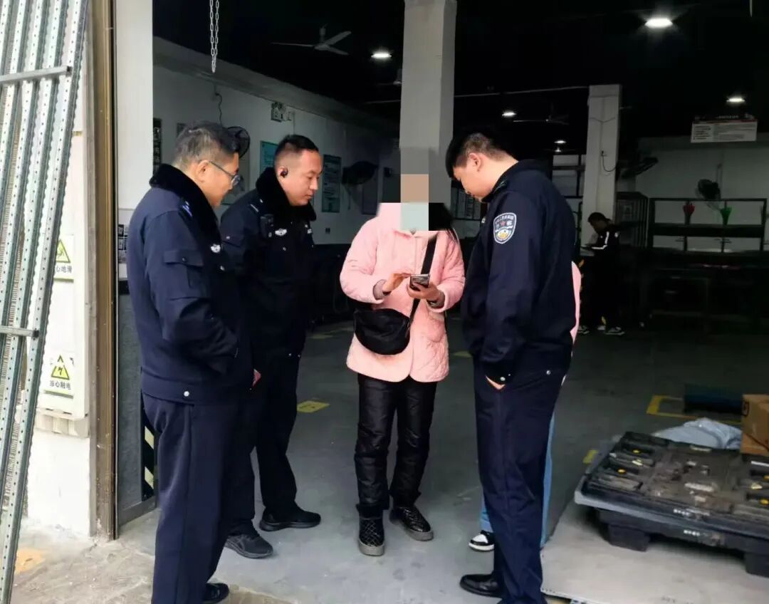 为了“专心搞钱”，她把民警拉进黑名单……