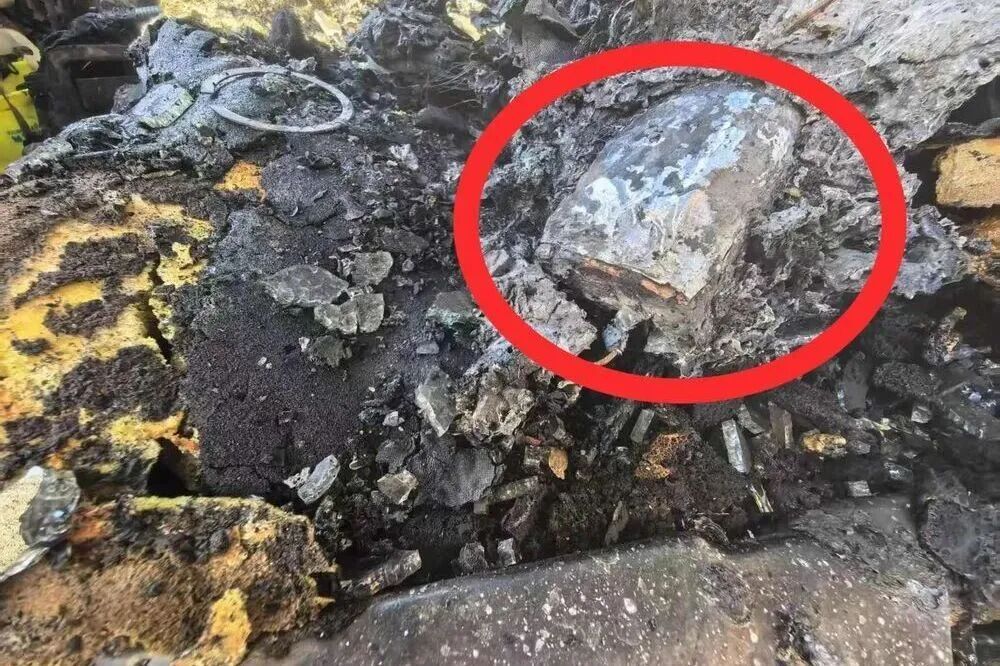 办公桌上一声巨响！它突然爆炸起火……