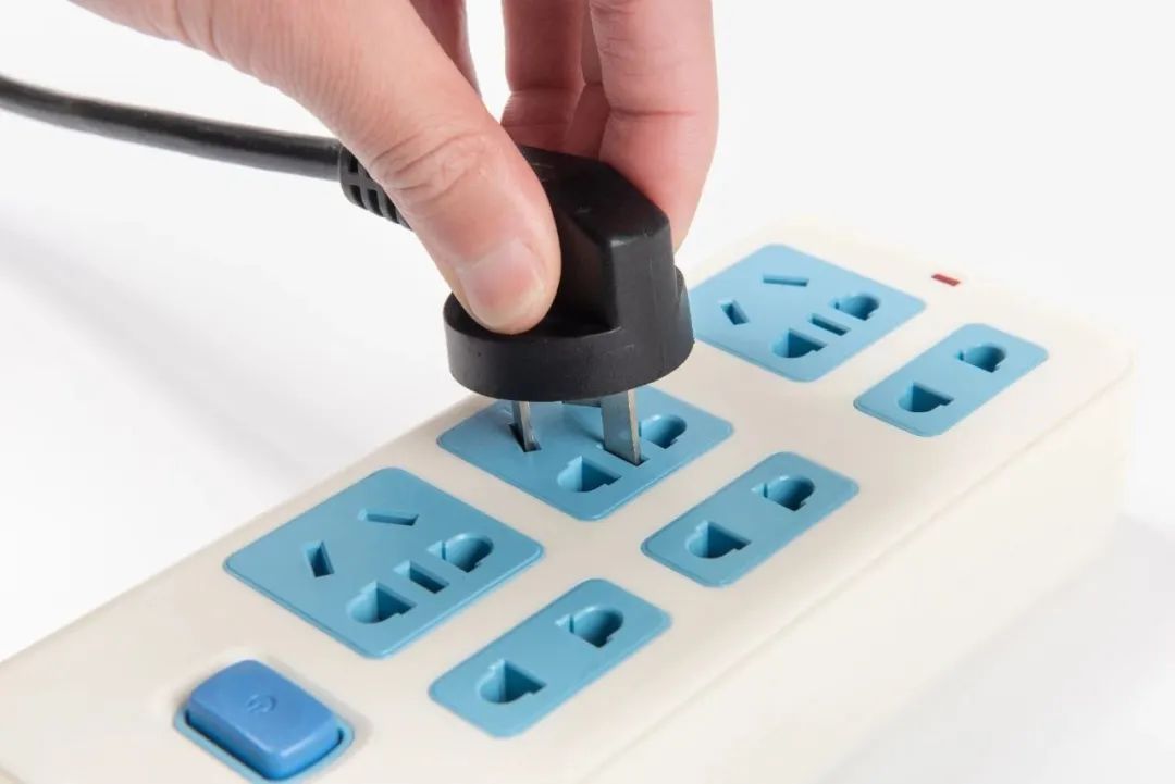 租客凌晨在客厅瞧见吓人一幕！警惕，这个“元凶”你家也有