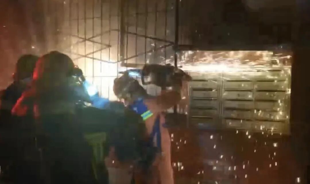 大爷喷枪烤蟑螂,不料险些命丧火场…… 大爷喷枪烤蟑螂,不料险些命丧火场……