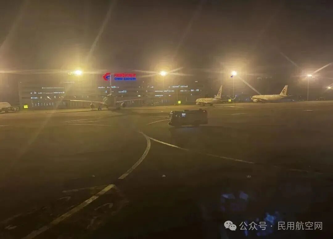 北京飞上海航班落地后，机舱突发火情！东航通报：系手机滑落挤压后冒烟起燃