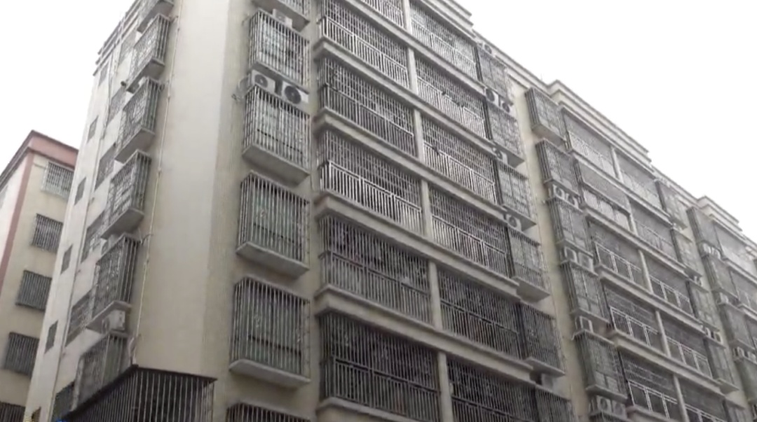 玻璃瓶“从天而降”砸中车辆,当地镇政府:多部门已介入 玻璃瓶“从天而降”砸中车辆,当地镇政府:多部门已介入