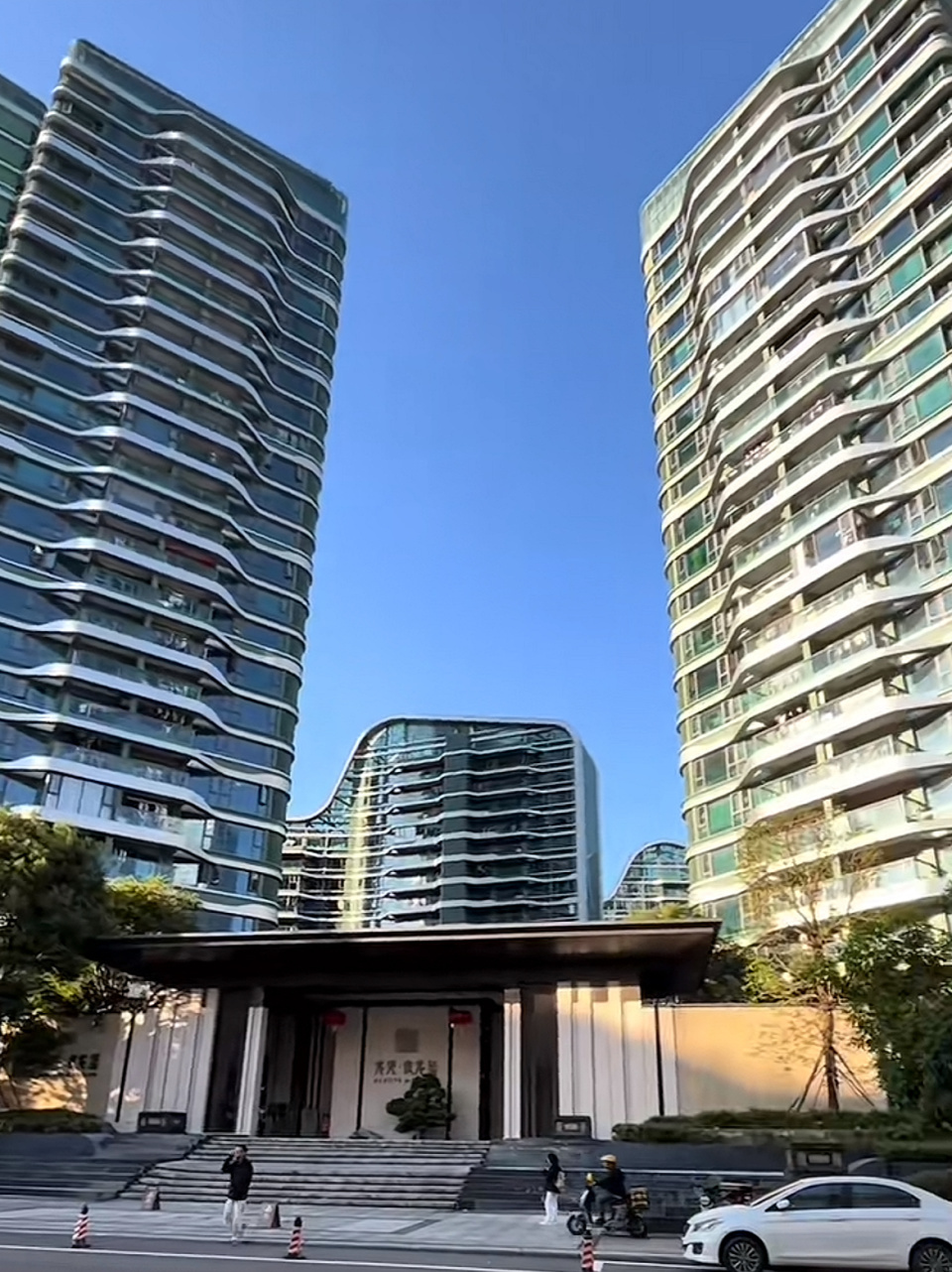 26岁男子窜至珠海一小区抢劫致一人死亡，事发地物业：已加强人手巡逻，严格进出登记