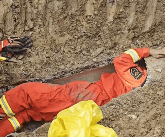 “头出来了！”七旬老人被困窄洞命悬一线，他钻进洞拼出一线生机