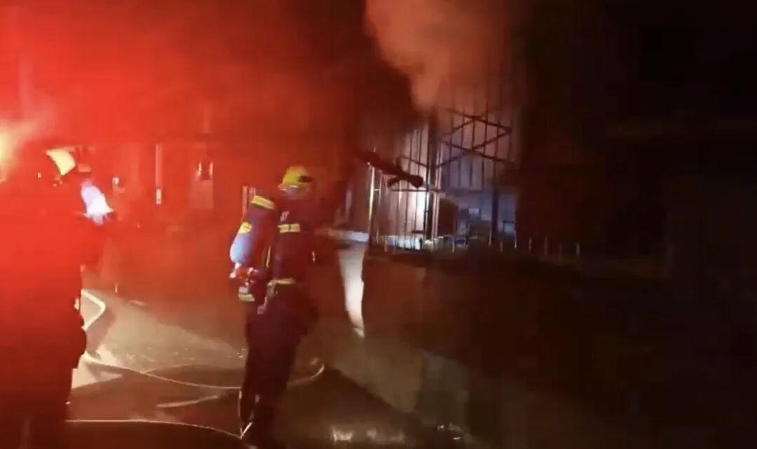 大爷喷枪烤蟑螂,不料险些命丧火场…… 大爷喷枪烤蟑螂,不料险些命丧火场……