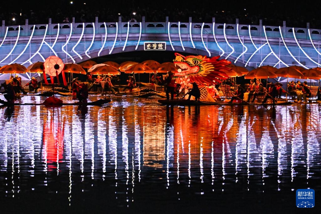 北京:“金龙”巡春亮马河 北京:“金龙”巡春亮马河