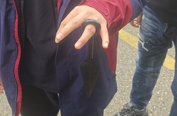 发现孩子书包里有这个“短剑”千万小心！已有娃“中招”