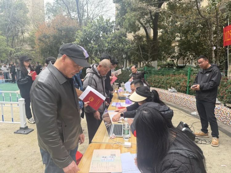 武汉一小区发钱了：验钞机搬到现场，家家都有