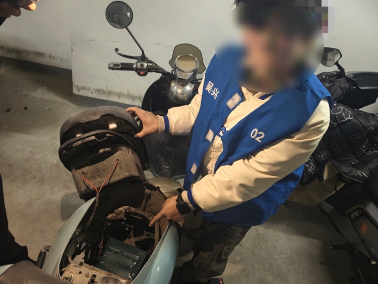 男子偷电瓶养女友，第一次得手后非法获利1000元，尝到甜头后接连作案，被警方刑拘