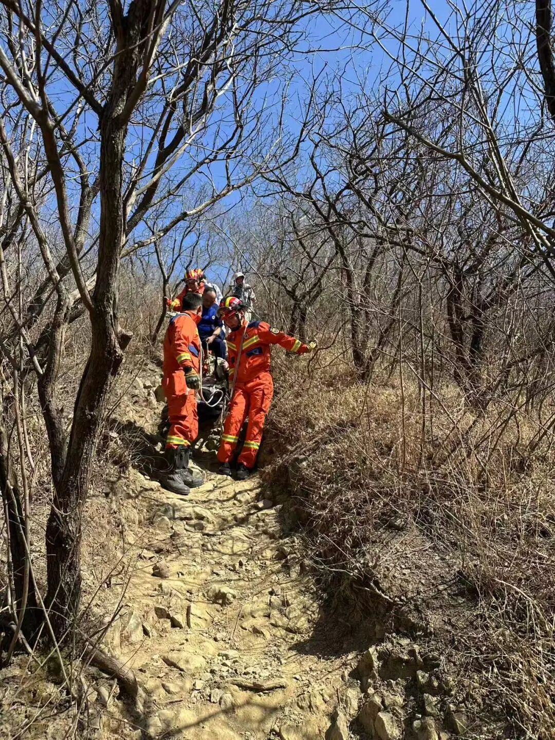 登山游客骨折被困 石景山消防抬担架徒步救援
