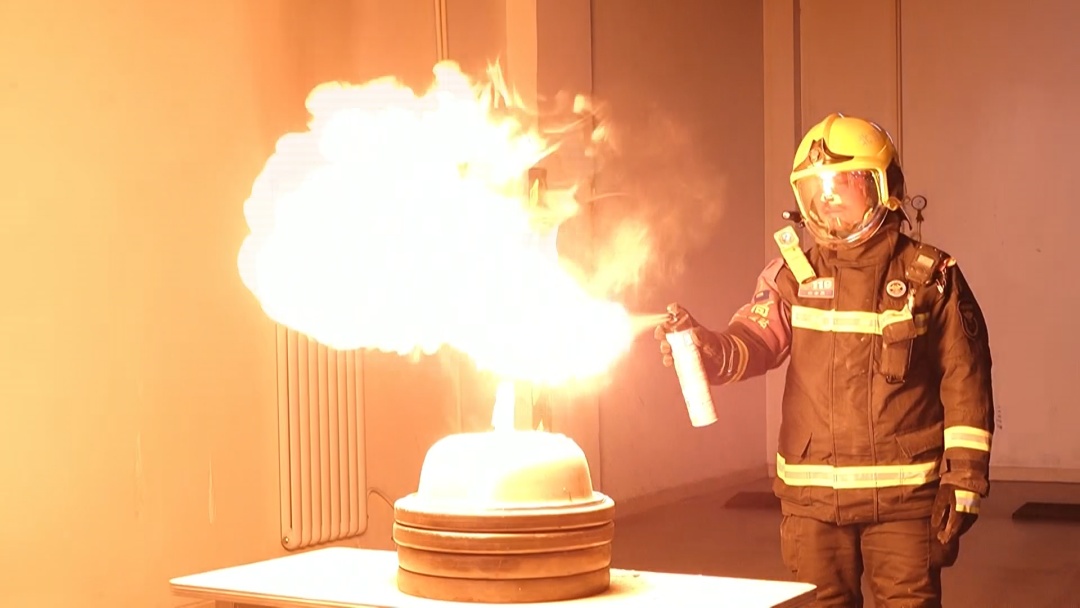 警惕!女演员模仿“网红喷火蛋糕”被烧伤!北京消防实验还原现场! 警惕!女演员模仿“网红喷火蛋糕”被烧伤!北京消防实验还原现场!