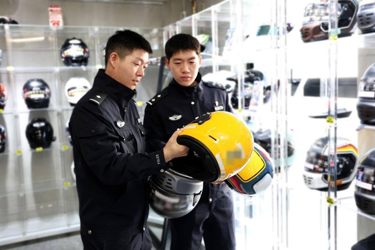 北京海关破获走私知名摩托车头盔案