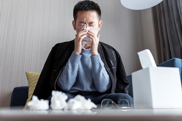 花粉季鼻炎高发 专家提醒:勿将过敏误当感冒 花粉季鼻炎高发 专家提醒:勿将过敏误当感冒