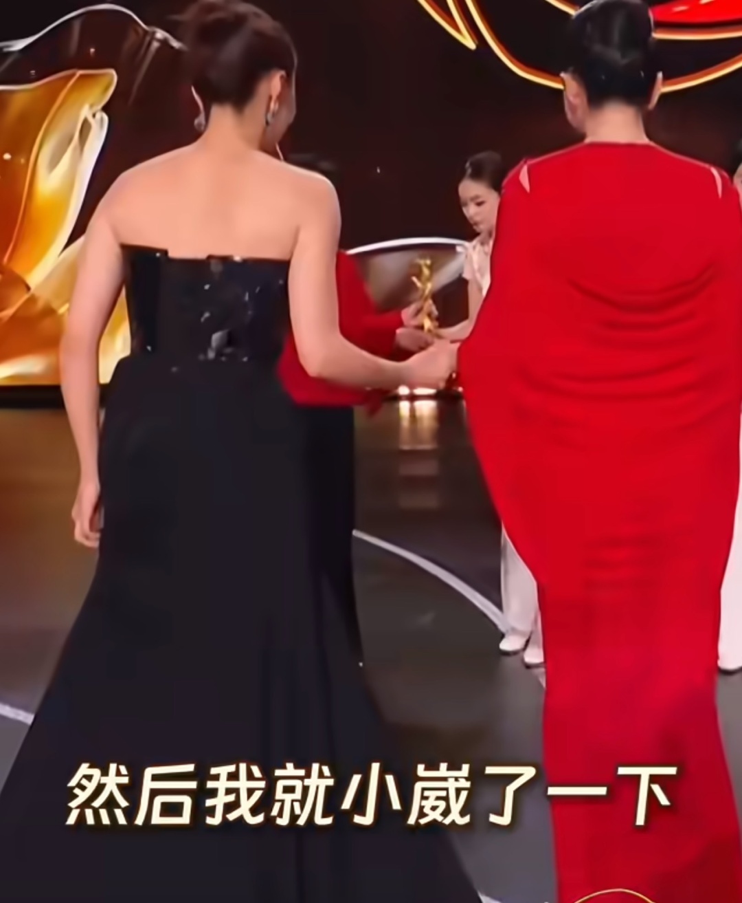 女演员高叶自曝上台时崴脚,被章子怡有力托住:我俩首次同台,上台下台她都紧紧拉着我 女演员高叶自曝上台时崴脚,被章子怡有力托住:我俩首次同台,上台下台她都紧紧拉着我
