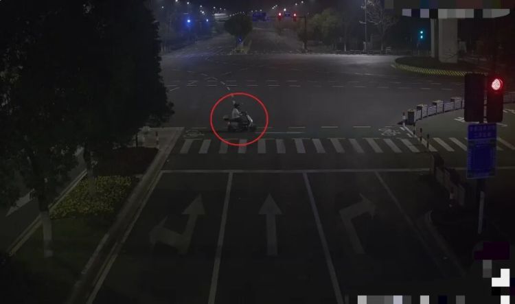 男子偷电瓶养女友，第一次得手后非法获利1000元，尝到甜头后接连作案，被警方刑拘