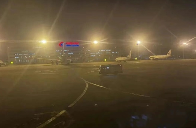 一航班落地后舱内出现火情 东航通报：手机受挤压起燃