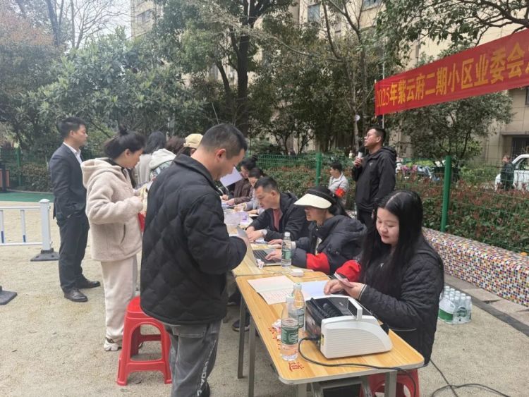 武汉一小区发钱了：验钞机搬到现场，家家都有