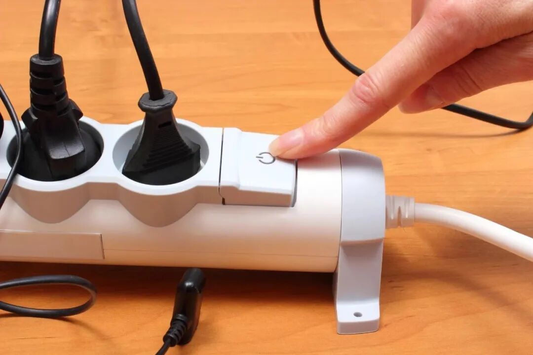 租客凌晨在客厅瞧见吓人一幕！警惕，这个“元凶”你家也有