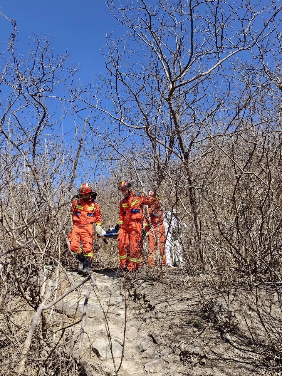 登山游客骨折被困 石景山消防抬担架徒步救援