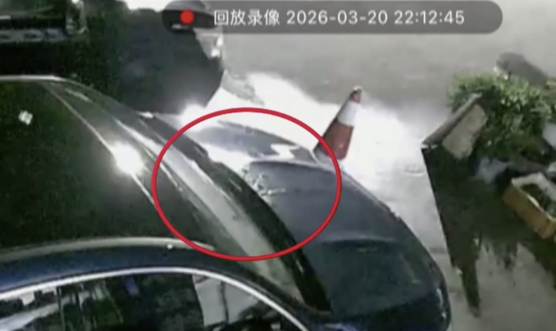 玻璃瓶“从天而降”砸中车辆,当地镇政府:多部门已介入 玻璃瓶“从天而降”砸中车辆,当地镇政府:多部门已介入