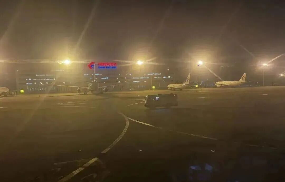 北京飞上海航班落地后，机舱突发火情！东航通报：系手机滑落挤压后冒烟起燃