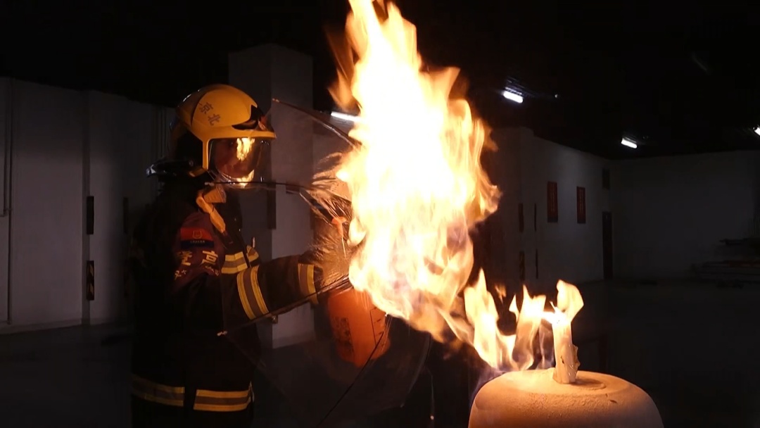 警惕!女演员模仿“网红喷火蛋糕”被烧伤!北京消防实验还原现场! 警惕!女演员模仿“网红喷火蛋糕”被烧伤!北京消防实验还原现场!
