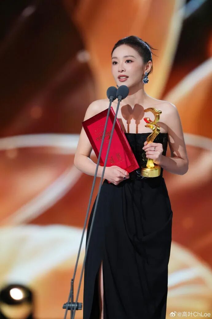 女演员高叶自曝上台时崴脚,被章子怡有力托住:我俩首次同台,上台下台她都紧紧拉着我 女演员高叶自曝上台时崴脚,被章子怡有力托住:我俩首次同台,上台下台她都紧紧拉着我