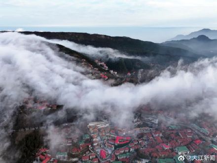 庐山现气势恢宏的瀑布云景观
