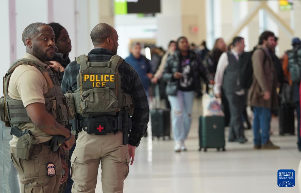 美国移民执法人员开始在机场执勤