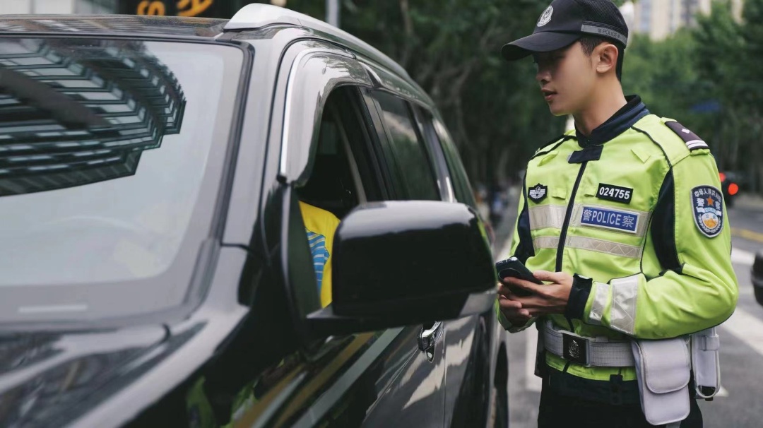 交通违法“老赖”逾期不缴罚款？法院介入，强制执行