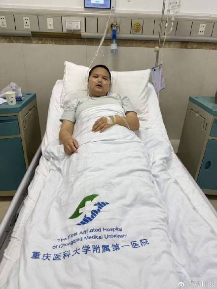 重庆地铁擦血女子已在华西接受治疗