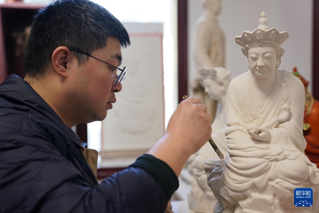 景德镇“瓷雕曾”第四代传人：让传统陶瓷以现代风貌重生