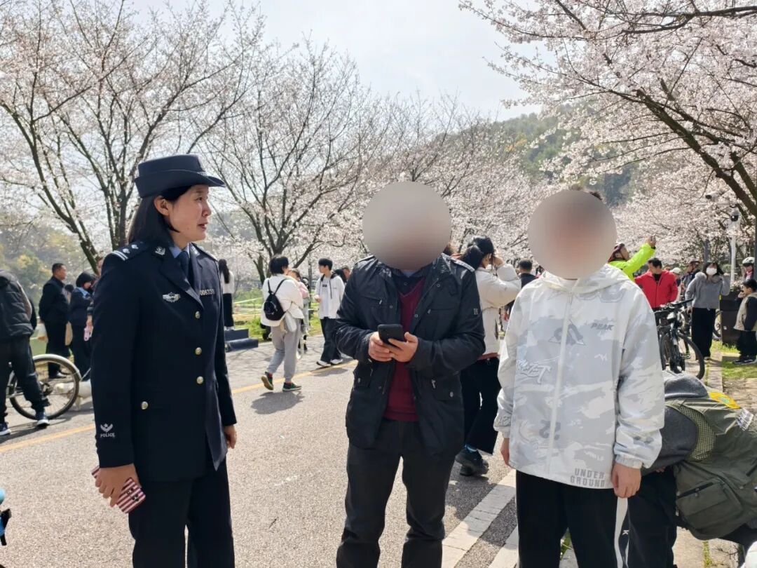 花花迷人眼，走丢可急眼！樱花节当天，民警“捡到”21个孩子