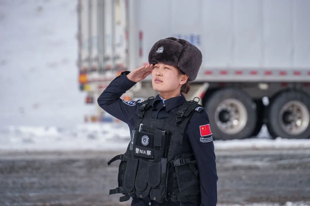 “00后”女警，第一次摸到界碑哭了……