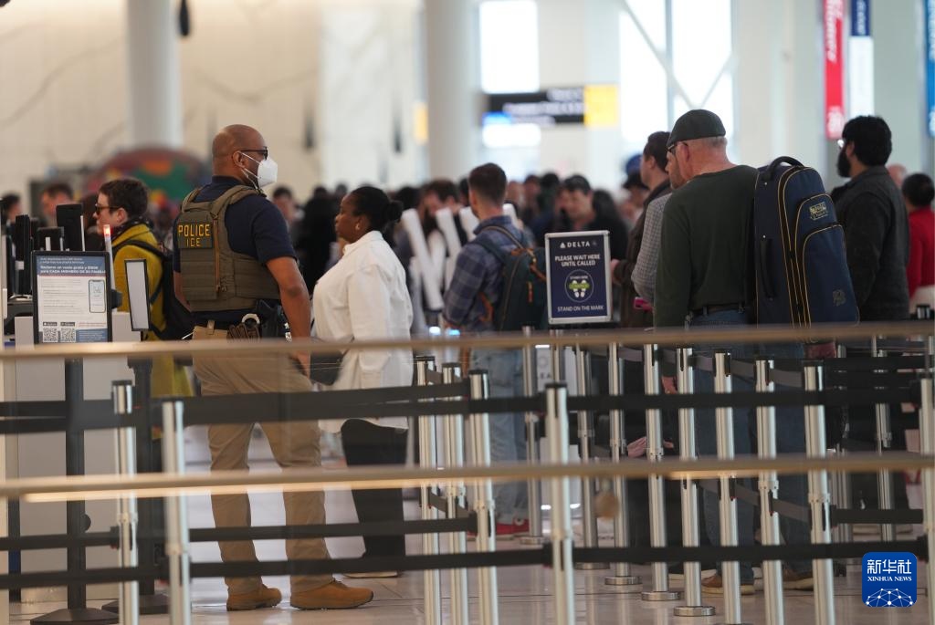 美国移民执法人员开始在机场执勤