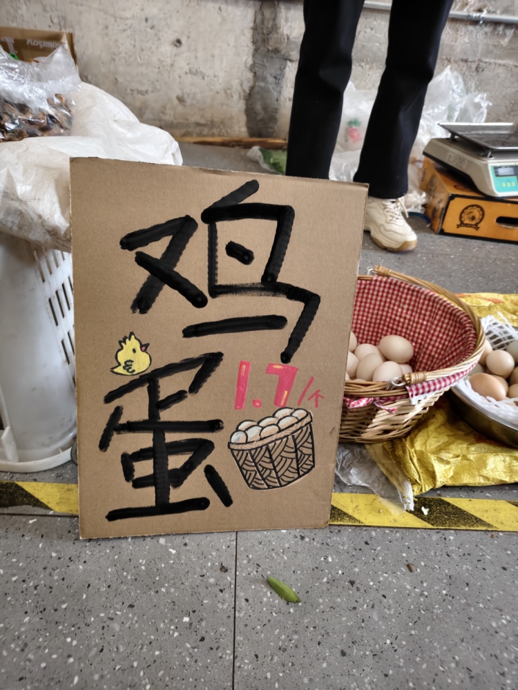 背着画具、抱着纸板；既不吆喝，也不讨价还价，这群“顾客”让菜农笑开了花~