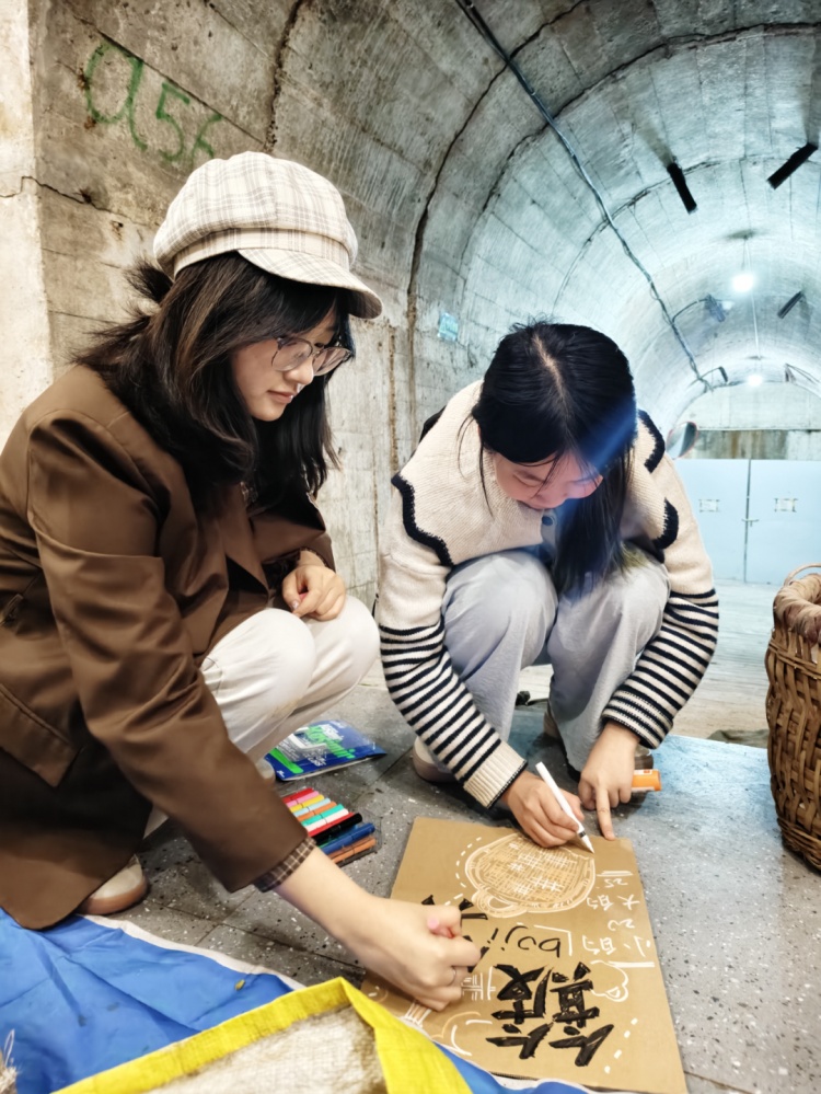 背着画具、抱着纸板；既不吆喝，也不讨价还价，这群“顾客”让菜农笑开了花~