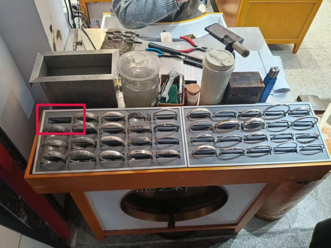 求镯得“镯”！男子盗窃银手镯，收获“金”手铐