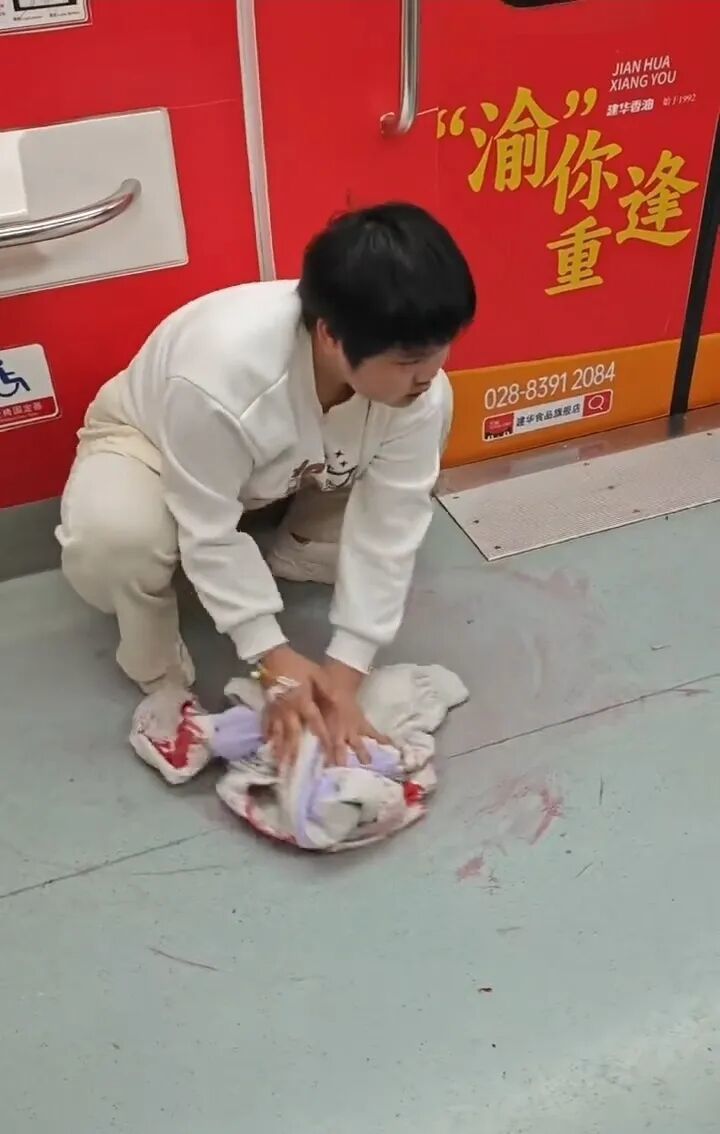 22岁女孩地铁上吐血后脱下外套将血迹擦干净：不想把别人鞋子弄脏