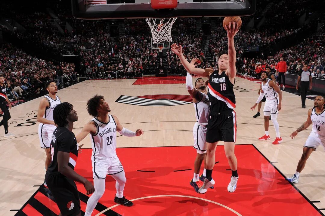 杨瀚森替补表现亮眼 开拓者大胜篮网