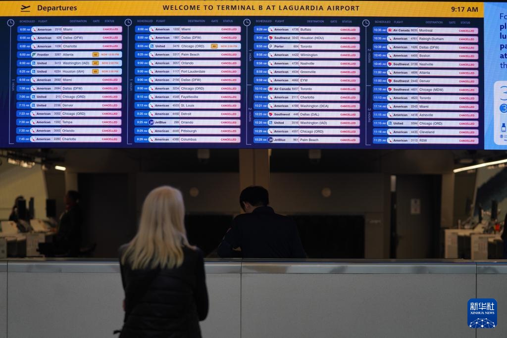 美国客机和消防车相撞造成2人死亡