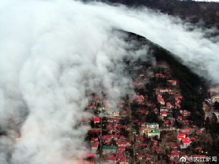 庐山现气势恢宏的瀑布云景观