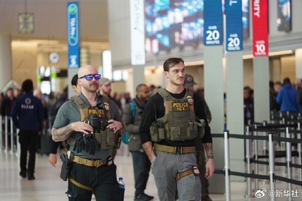 美国移民执法人员开始在机场执勤