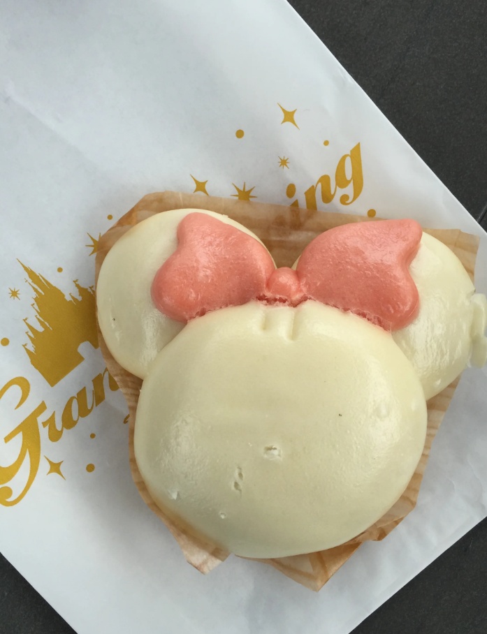 迪士尼推出10周年套餐，包子+薯片卖70元，网友怒了：离谱！