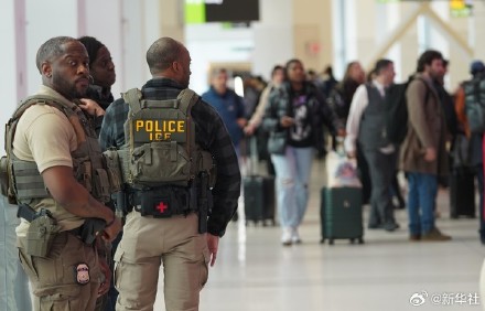 美国移民执法人员开始在机场执勤