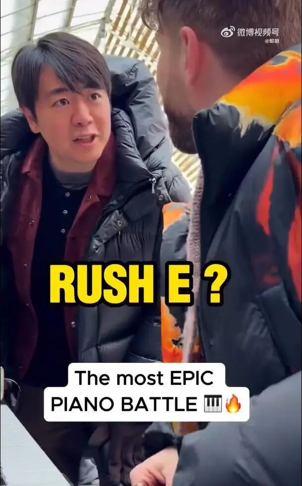 郎朗现身巴黎与外国博主斗琴，弹琴时还腾出一只手花式玩魔方，现场氛围燃炸了