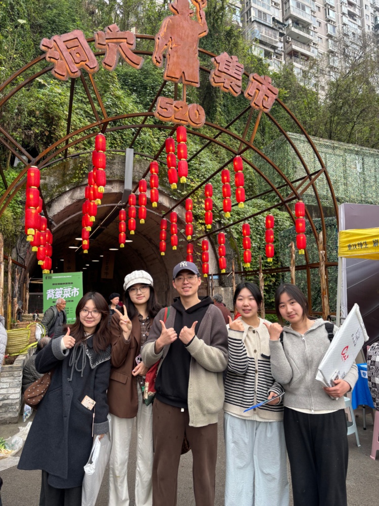 背着画具、抱着纸板；既不吆喝，也不讨价还价，这群“顾客”让菜农笑开了花~