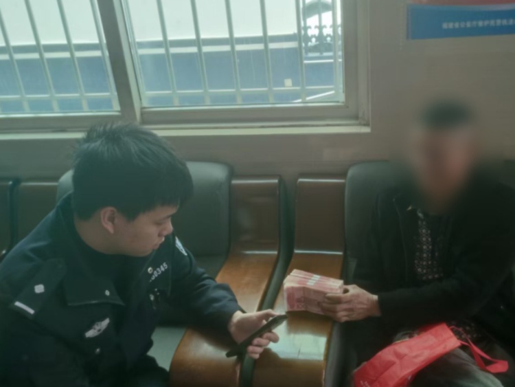 那个蹲在单元楼道啃面包的新警，后来怎样了？