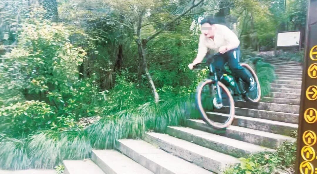 府山公园这一幕，心都提到嗓子眼了！