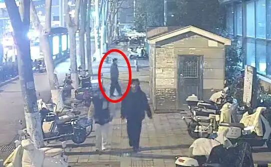 “00后”民警锲而不舍寻回价值3.2万的NBA球星卡